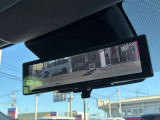 【スマートルームミラー】後方カメラを使う事で後席の荷物や乗員、ピラーによって後方視界が遮られる事なく後方を確認する事が出来ます。