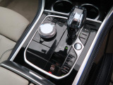 【シフトノブ】BMWの高性能オートマチックは、ATセレクトレバーを左側に倒すことで、通常の「D」から「S」(スポーツ)または「M」(マニュアル)へと切り替えが可能です。