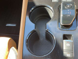 運転席と助手席の間にドリンクホルダーがある為、とても便利です☆