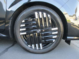 おしゃれは足元から。日産純正のアルミホイールで足元すっきり。タイヤサイズは205/50R17になります