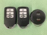 スマートキー付きですからドアロックの開閉およびエンジンスタートが楽々です。電動スライドドアの開け閉めもボタンで操作できます。加えて、純正リモコンエンジンスターター用の操作キーもついています。