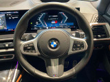 操作性に優れたステアリングは、BMWの走りを支える大事な部品です。オーディオやハンズフリー通話、クルーズコントロール関連の操作もこちらに集約されています。