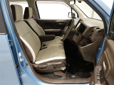 運転席はアームレスト付のベンチシートタイプとなります。