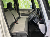 明るい色合いのシートと広がりを感じる窓まわりで、運転席と助手席に開放的な印象があります。座面や背もたれもゆったりとした形で、落ち着いて過ごせる空間です。