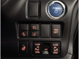 お車のキーはスマートキーです。キーを身につけた状態で車に近づき、ドアロックの解錠や施錠操作が出来ます。雨の日など両手がふさがっている時など、とっても便利ですね。