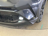 【オートマチックハイビーム】カメラセンサーにより前方車両のランプや街路灯などの明るさを判定、自動的にハイビームとロービームを切替します。