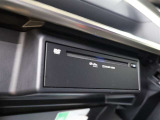 販売店オプションのCD・DVDプレイヤーが装備されてます!!
