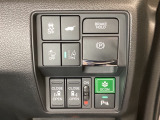 両側電動スライドドアは運転席から操作ができるよう、操作スイッチが付いています。Hondaセンシング用のVSA(ABS+TCS+横滑り抑制)解除とレーンキープアシストシステムなどのスイッチがあります。