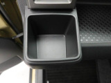 カップホルダーは運転席や助手席からちょうど手の届く位置です!!