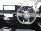 広々とした運転席周りです。