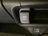 アクセサリーソケットはUSBのアダプターなどをつければ、スマホの充電にも使えます。