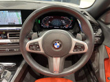 BMWのステアリングのリムは、一般的なものより少し太めにデザインされています。 これはタイヤやステアリングシャフトなどを介して伝わる路面からの入力を、しっかりと把握するためです。