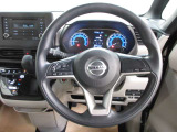 運転が楽しくなる明るく開放的な運転席まわりです。
