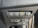 先行車や対向車のライトを認識し、ハイビームとロービームを自動で切り替える機能です。夜道の視界を確保します。詳細は販売店スタッフまでおたずねください。