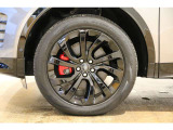艶やかな20インチブラックアルミホイールから赤いブレーキキャリパーがのぞきます。アイガー・グレイのボディに対して鮮やかな差し色となり、足元にスポーティな変化を与えてくれます!
