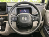 ステアリングの左右にスイッチが配置され、運転姿勢を保ったまま必要な操作に手を伸ばしやすい構成です。メーターや周辺の表示も見渡しやすく、日常の運転をサポートします。