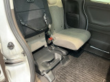 【チップアップシート】広い荷室もいいけれど、後席の足元に生まれるこの空間はとても使いやすいです。自由自在なシートアレンジで、車内がもっと自分らしい空間になります。