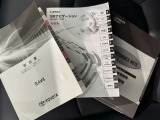 メンテナンスノート、取扱説明書ですね。 車の情報が凝縮されています。 車の整備記録が記載されている大事な物ですよ。