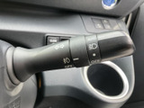 レバーには方向指示やライト類の表示があり、運転席から必要な操作を確認しやすい仕様です。表示を見ながら使えるため、日常の移動や夕暮れ時など、幅広い場面で活用いただけます。