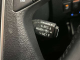 クルーズコントロール機能が付いています。 速度を設定するとアクセルを踏まなくても一定の速度で走ることができます。  高速道路ではとても便利な装置なんです。