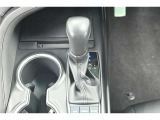 ハイブリッドカーですが運転操作は普通の車と変わりませんのでご安心ください。操作方法はスタッフが説明いたしますのでお気軽にご質問ください