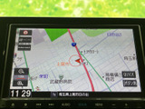 地図上に現在地や周辺道路が表示され、目的地までの道順を確認する際に便利です。縮尺変更などの画面操作にも対応しており、初めて訪れる場所への移動を支えます。
