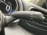 方向指示やライトに関する表示がまとまり、運転席から必要な情報を確認しやすいレバーです。手元で扱う装備が整理されており、日常の運転時にも迷いにくい配置となっています。