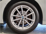 BMWの純正アロイホイールは軽量かつ強度にも優れているホイールで走行性能を引き上げる設計になっております。足元にもBMWは妥協がなくこだわっている個所になります。