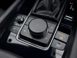 手元でナビや各種設定をブラインド操作できるコマンダーコントロール。信号待ちや渋滞時に足の疲れを軽減するオートホールド付電動パーキングブレーキも備えます。