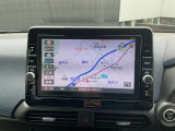 通信ユニット内蔵の日産純正9インチメモリーナビ(MM320D-L)装備、NissanConnectマイカーアプリ対応、オペレーター通話や音声対話検索、スマホアプリと連動などに対応した高機能ナビ。