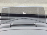 必要な情報を投影するヘッドアップディスプレイ(運転席前のガラス等に車速やナビ情報を投影する機能)。視線移動を抑え、速度やナビのルート案内、安全警告を直感的に確認。長距離運転でも疲れません。