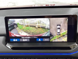 マルチビューカメラが周囲をしっかり映してくれるから、駐車が苦手でも安心。見えにくい場所もひと目でわかり、落ち着いて操作できます。