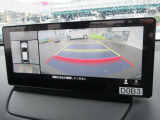 車両の前後左右にある4つのカメラを合成することで、まるでご自身のクルマを空から見ているような俯瞰での映像を映し出してくれます。バック時ももちろんのこと、前進時に視界の悪い交差点でも役に立ちますね。
