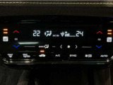 オートエアコンは左右席で独立温度コントロールが可能です。運転席はキンキンに冷やして助手席はマイルドにと言った設定が可能です☆暑さ寒さでケンカすることもなくなりますね♪