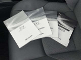 メンテナンスノート、取扱説明書です。 その車の整備記録が事細やかに記録されています。 車が生まれてから今までどのような道を歩んできたのか判るとても重要な物ですよ。
