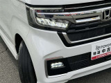 点灯時のデザインもスタイリッシュ!明るく白い光が遠くまで照らし、夜間や悪天候時のドライブも安全・快適です。
