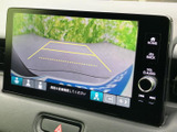 後方の様子を画面で確認でき、駐車時の車両後部の位置合わせをサポートします。ガイド線も表示されるため、周囲を目視で確かめながら操作する際に便利です。