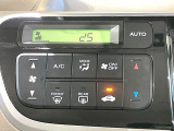 【オートエアコン】一度お好みの温度に設定すれば、車内の温度を検知し風量や温度を自動で調整。暑い&hellip;寒い&hellip;と何度もスイッチ操作をする必要はありません。快適な車内空間には必須の機能ですね♪