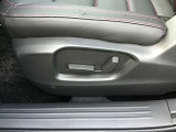 座れば自然と骨盤が立ち、背骨がS字カーブを描くシート構想は、助手席や後部席にも適用しています。ただし後席は前席と異なり運転をしないので、安楽姿勢の考え方も取り入れています。