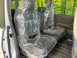 セカンドシートは中央部が可動式となっており、スライドすれば通路スペースが登場!前後の移動がとっても簡単です♪もちろん、8名乗車時も快適な座り心地のシートとなっています♪