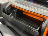 小物が収納できる運転席側インパネアンダーボックス。 ボックス内にはUSBソケットが一口。