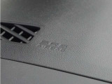 ◆助手席エアバッグ◆SRSエアバッグは、シートベルトだけでは防ぎきれない衝突時の衝撃から乗員を守るための安全装置。衝突時に瞬時に膨らみ、頭部や胸部がダッシュボードに直接衝突するのを防ぎます。