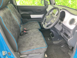 運転席まわりは前方の視界を確保しやすい設計で、シートにはブルーの縁取りがアクセントとして施されています。足元にもゆとりがあり、日々の乗り降りや着座をイメージしやすい空間です。