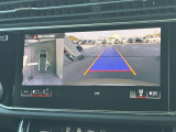 ●リアビューカメラ『入車経路を算出し、ガイドラインと補助線をディスプレイに表示します。同時にバンパーに内蔵のセンサーが障害物を感知し音で注意を促します。後方の死角も安心していただけます。』