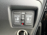 両側電動スライドドアです。リモコンや運転席スイッチ、ドアハンドルの操作で自動開閉。お子様を抱き抱えている時や荷物の多いときなどに便利です!!