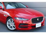 スポーティかつエレガントなスタイリングが魅力のXE。街中でも存在感を放つ1台です。