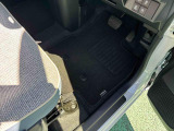 痛みの出やすい運転席シートの角、フロアマット、座面、ともに良好です