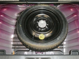 近年、パンク修理キット装着車が増えておりますが、タイヤ側面の損傷やタイヤがホイールから外れた場合はやっぱり「応急タイヤ」が安心です。もちろん、トランクフロアも応急タイヤを外してクリーニング済みです♪