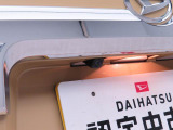 後退時に車両の後ろ側をモニター画面に表示します。車庫入れなどでバックする際に後方確認ができて便利です。車庫入れが苦手な人もこれで安心。