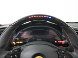 ステアリングホイールのLEDは最適なシフトタイミングをドライバーに知らせてくれます。